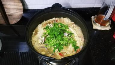 花甲全开口后关火，撒入剩下的香菜