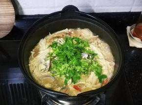 花甲全开口后关火，撒入剩下的香菜