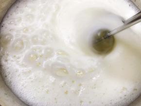 打蛋器开始中高速打发，分三次加入白糖