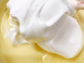 分三次把打发好的蛋白跟蛋黄糊用翻拌的手法混合均匀