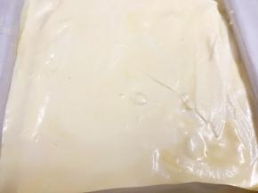 倒入铺有油纸的烤盘里，抹平表面