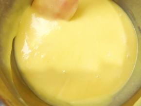 翻拌均匀的蛋黄糊细腻无颗粒