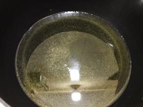 玉米油倒入奶锅里加热至出现纹路关火