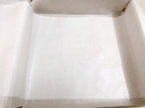 三能加高烤盘里铺上油纸备用