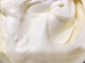 混合好的蛋糕糊细腻有光泽