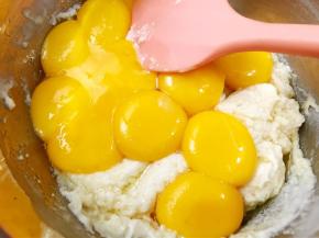 鸡蛋分离，蛋黄加入面糊里