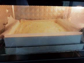 把装有蛋糕糊的烤盘放在稍微大些的烤盘里，倒入清水，放入预热好的烤箱下层150度烤70分钟左右，最后20分钟上色满意后可以调低上火