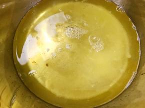 蛋白放在无油无水无蛋黄的盆里