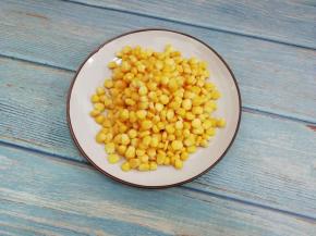 把熟玉米粒剥下来