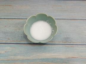 玉米淀粉中加入20克水，搅拌均匀