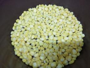 锅里加入适量的油，烧到七成热时，把玉米粒均匀的铺在锅底，煎一分钟左右