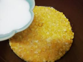 把玉米淀粉水均匀的倒在上面，看见玉米淀粉水已经凝固了