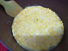 再用刮刀沿着锅的四周划一下，这样有利于翻面