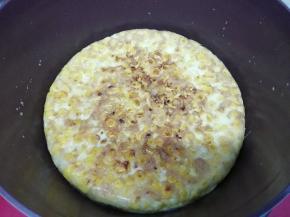 利用盘子将玉米鸡蛋饼翻到另一面煎一分钟即可关火出锅