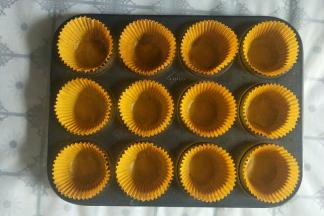 12连圆形蛋糕模具中放入蛋糕纸托待用。