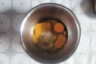鸡蛋、细砂糖、蜂蜜放在一起