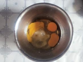 鸡蛋、细砂糖、蜂蜜放在一起