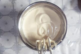 用手持电动打蛋器高度打发至蛋液体积膨胀颜色发白，打蛋器提起画8字花纹不会立即消失。