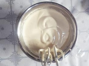 用手持电动打蛋器高度打发至蛋液体积膨胀颜色发白，打蛋器提起画8字花纹不会立即消失。