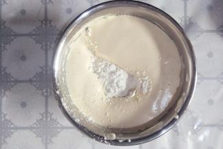 加入低筋面粉翻拌均匀