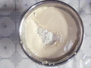 加入低筋面粉翻拌均匀