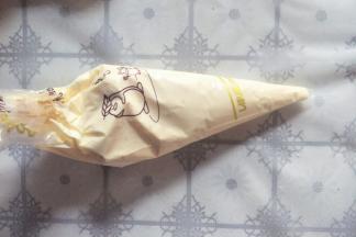 把蛋糕糊装入裱花袋