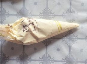 把蛋糕糊装入裱花袋