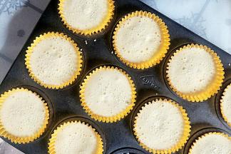 挤在模具中约9分满。表面撒白芝麻作装饰。