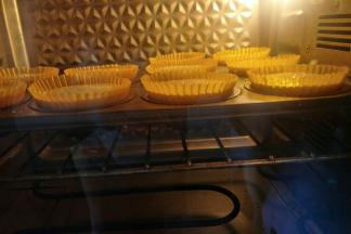 放入提前预热好的烤箱中层上下火160度约烤20分钟左右。