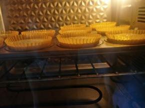 放入提前预热好的烤箱中层上下火160度约烤20分钟左右。