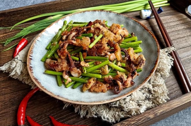 鱿鱼须炒蒜薹