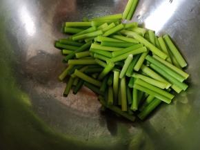 蒜薹切段用水焯熟捞出备用