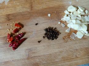 蒜切片，辣椒切段