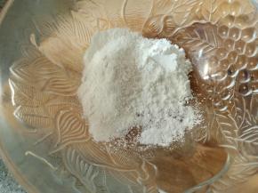 淀粉和面粉混合，然后加适量水调成面糊，稀稠程度就是用筷子捞起面糊可以顺滑低落