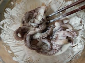 鱿鱼须放入面糊中裹匀