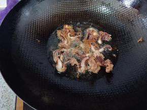 锅里放油，六成热放鱿鱼须进去炸，先炸定型捞出