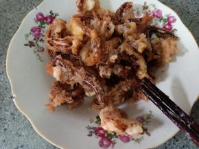 开大火升高油温，把鱿鱼须放进去复炸一次至金黄酥脆