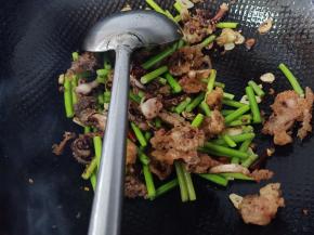 放蒜薹进去翻炒，在放鱿鱼须进去，加适量盐调味，炒匀即可出锅