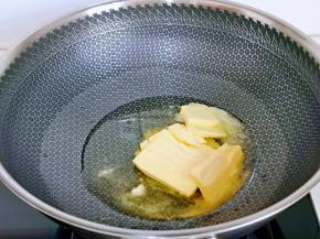 起锅，加入玉米油与黄油，小火炒化。