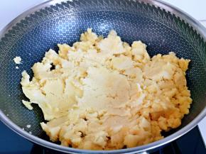 倒入搅碎的绿豆泥，小火翻炒均匀。