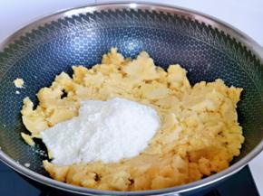 加入奶粉，保持小火翻炒均匀。