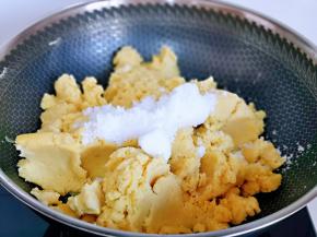 再加入糖粉翻炒均匀。(糖的量可以根据个人口味增减)