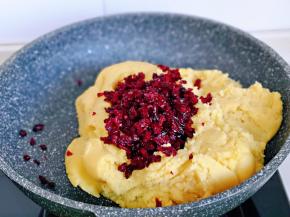 最后加入蔓越莓干。(蔓越莓干提前洗干净，淋干水分，再切碎)