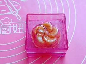 取与模具一样大小的绿豆泥，放入模具中，压出形状即可，依次做完。