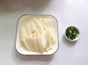 白萝卜去皮洗净切条，葱切碎