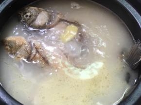 大概二十分钟左右，汤变成了奶白色