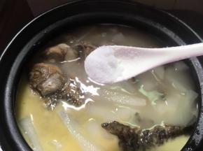 放入适量盐
