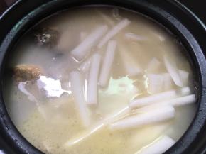 放入白萝卜，煮至白萝卜变软即可