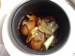 倒入和鸡腿齐平的水，水不要多，电饭煲不同于用火炖肉那样，所有不用多加。