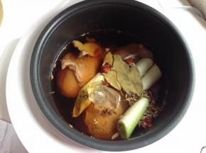 倒入和鸡腿齐平的水，水不要多，电饭煲不同于用火炖肉那样，所有不用多加。